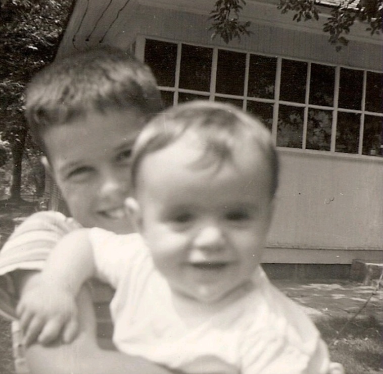 Donny在IG分享與Alan的童年合照，並感念哥哥從小就一直保護著他。