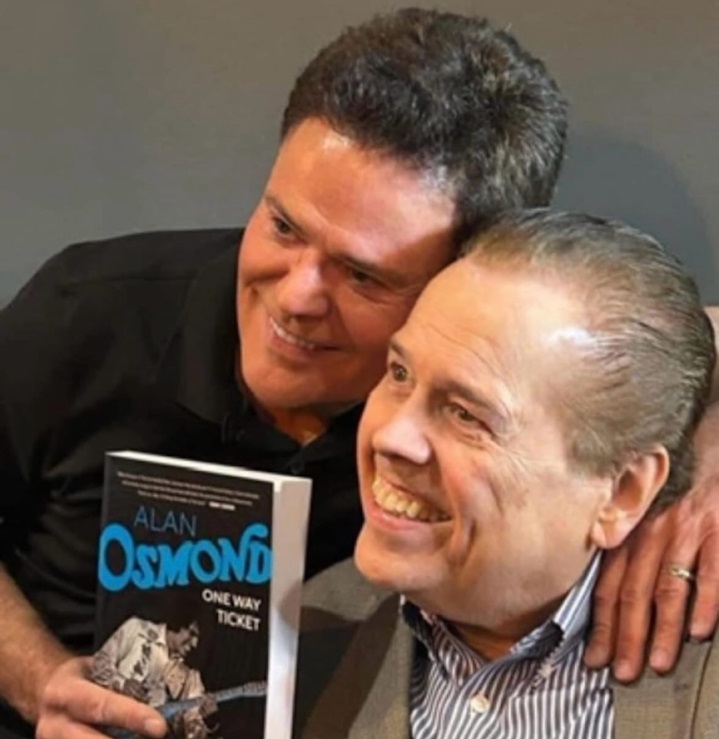 Alan（右）早年為自傳《One Way Ticket》宣傳時，弟弟Donny（左）亦有到場支持哥哥。