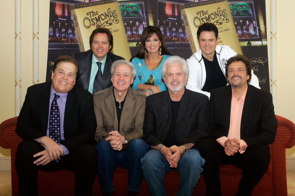 繼四哥Wayne（前排左二）去年初中風離世後，The Osmonds的三哥Alan（前排左一）亦傳來逝世消息。（美聯社）