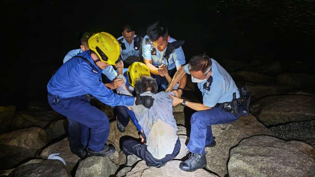 荃灣八旬翁與妻爭執後墮海 警員英勇落水救起送院
