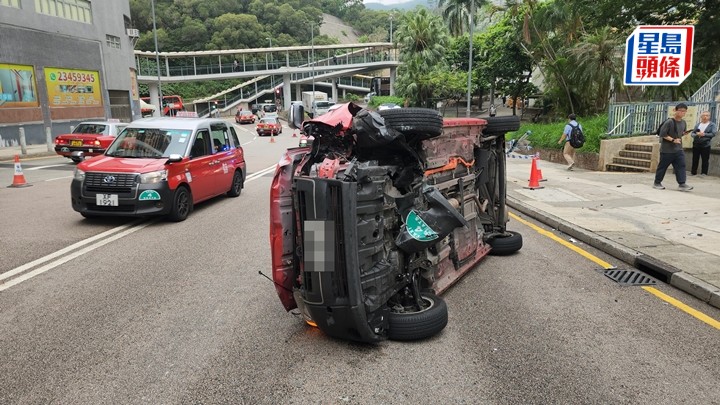 葵涌和宜合道的士翻側 司機乘客被困後獲救送院