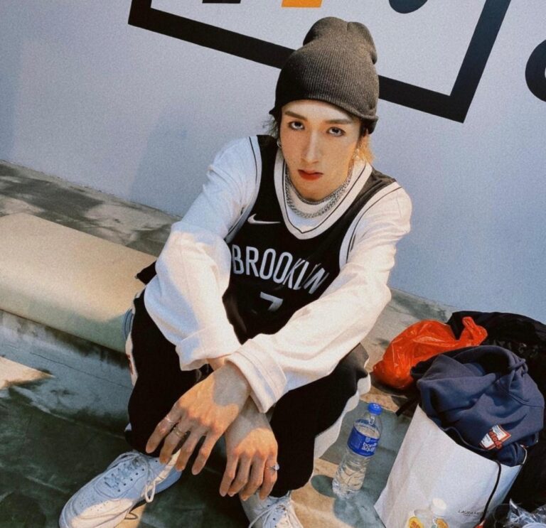 阿Mo最新康復動態 左手駕輪椅展現進展 童心貼紙顯樂觀心境