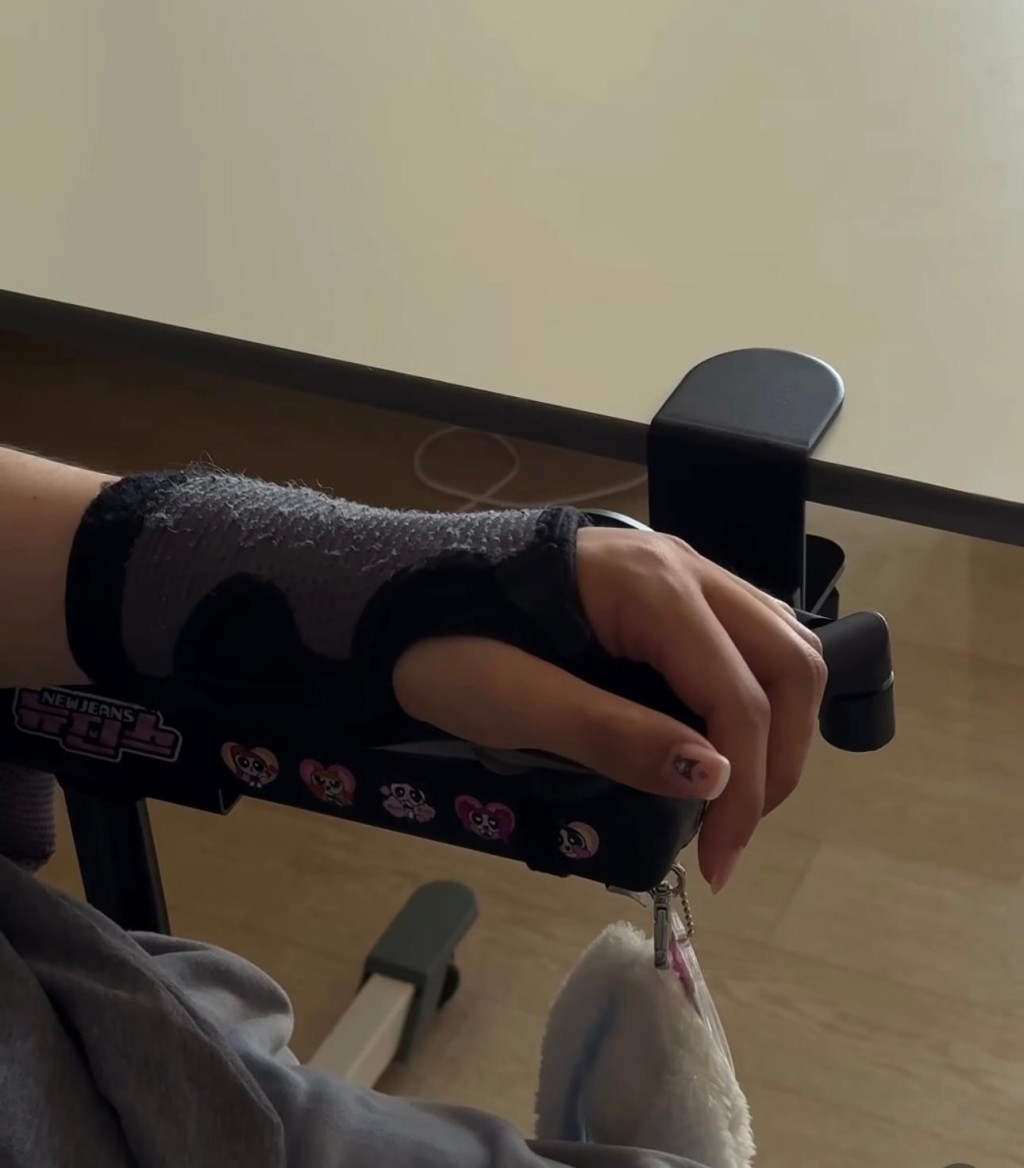 阿Mo指甲上貼上了色彩繽紛的卡通貼紙。