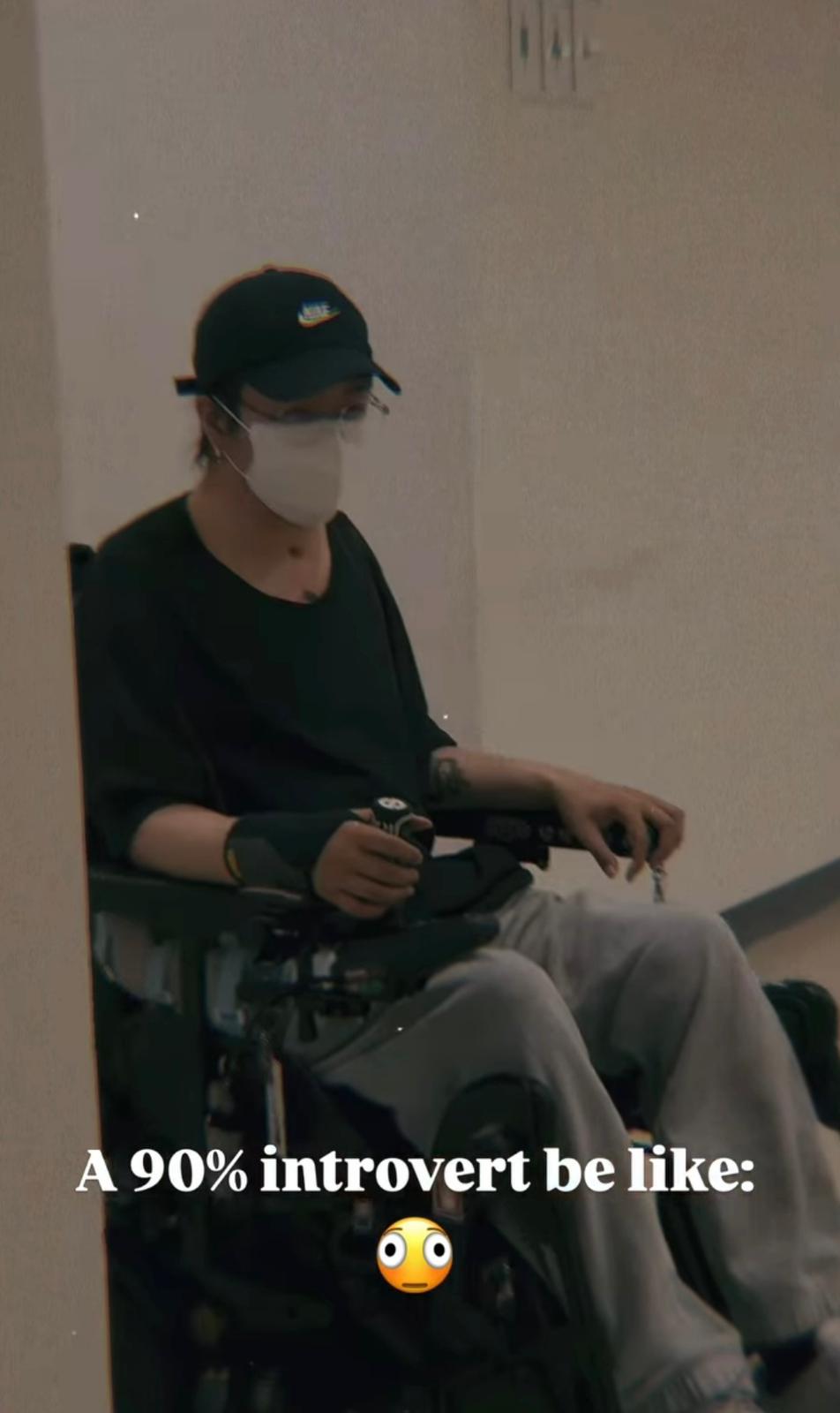 阿Mo正以左手靈活地操控電動輪椅。