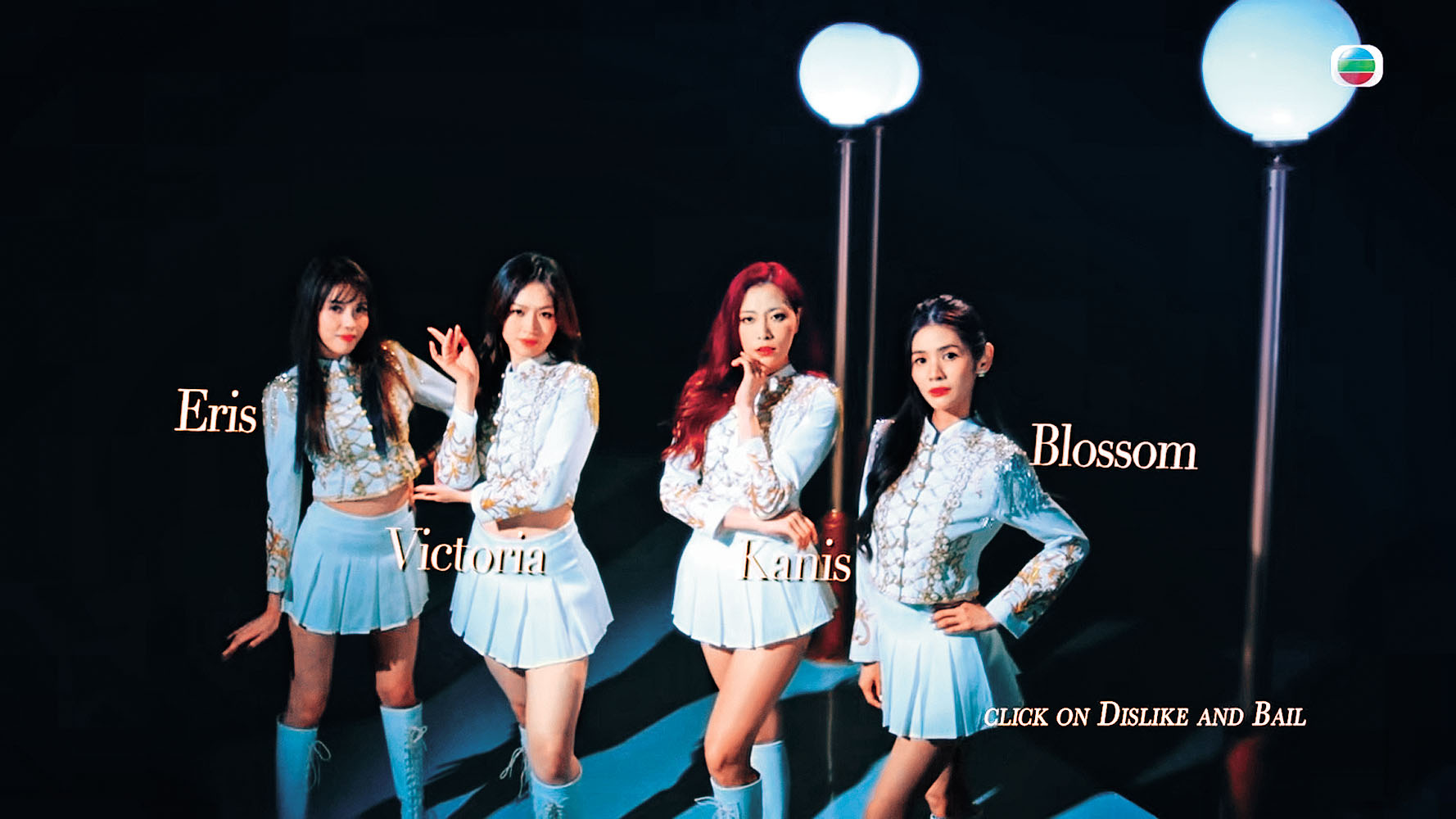 ■一眾練習生分組亮相，當中一頭紅髮的俞可程（右二）勁搶眼。