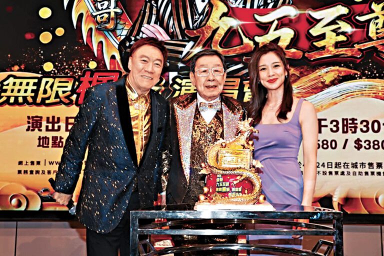 ■修哥為紅館騷舉行發布會，更與陳欣健齊以金裝現身，來配合「九五之尊」主題。