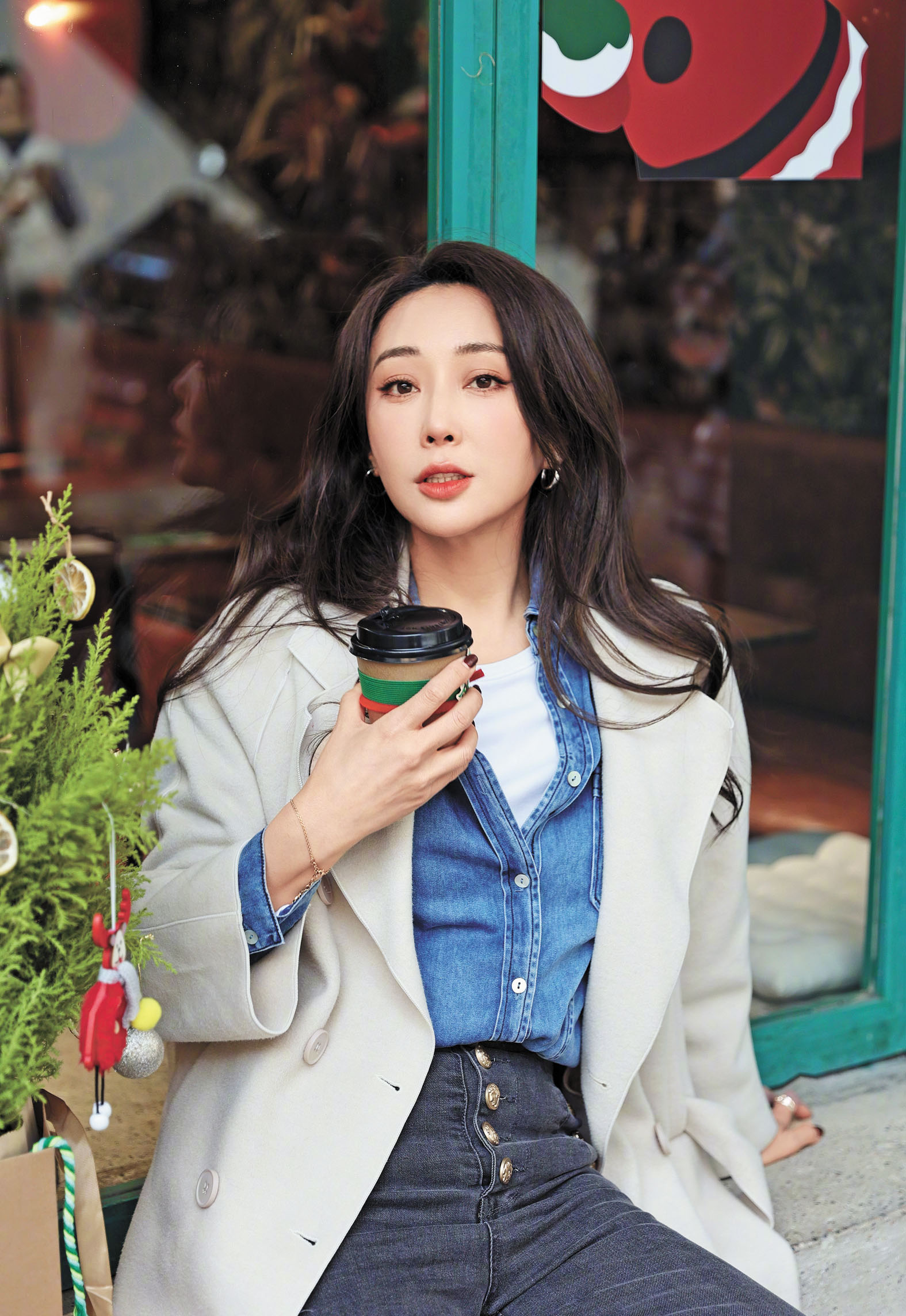 杜若溪 .c2/.c3 ■杜若溪與丈夫嚴寬育有一個女兒。網上圖片