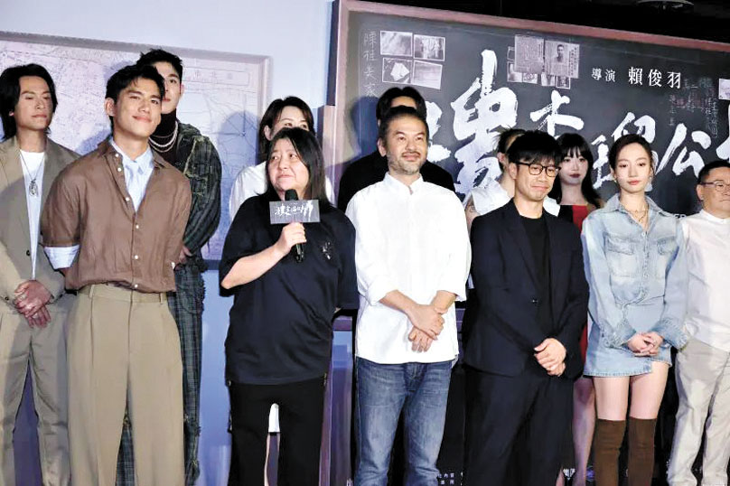 宣傳活動時，朱軒洋（左1）和吳卓源（右）不敢有任何公開互動。網上圖片