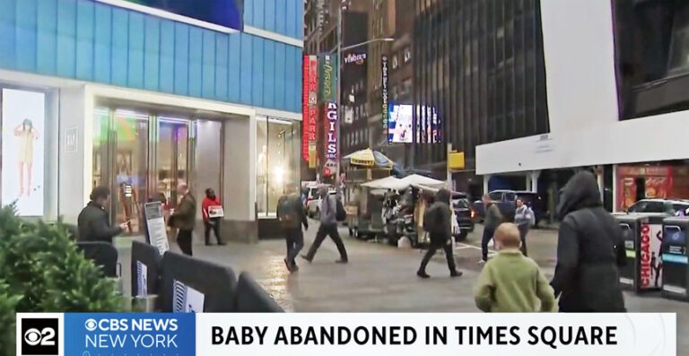 目擊者看到女童父親留下嬰兒車後立刻報警。 CBS紐約截圖