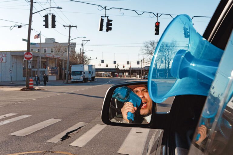 社區守望領袖卡納萊斯手握擴音器，發出西班牙語警告「ICE來了！留在室內！」Todd Heisler/紐約時報