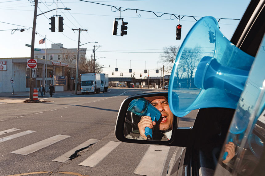 社區守望領袖卡納萊斯手握擴音器，發出西班牙語警告「ICE來了！留在室內！」Todd Heisler/紐約時報