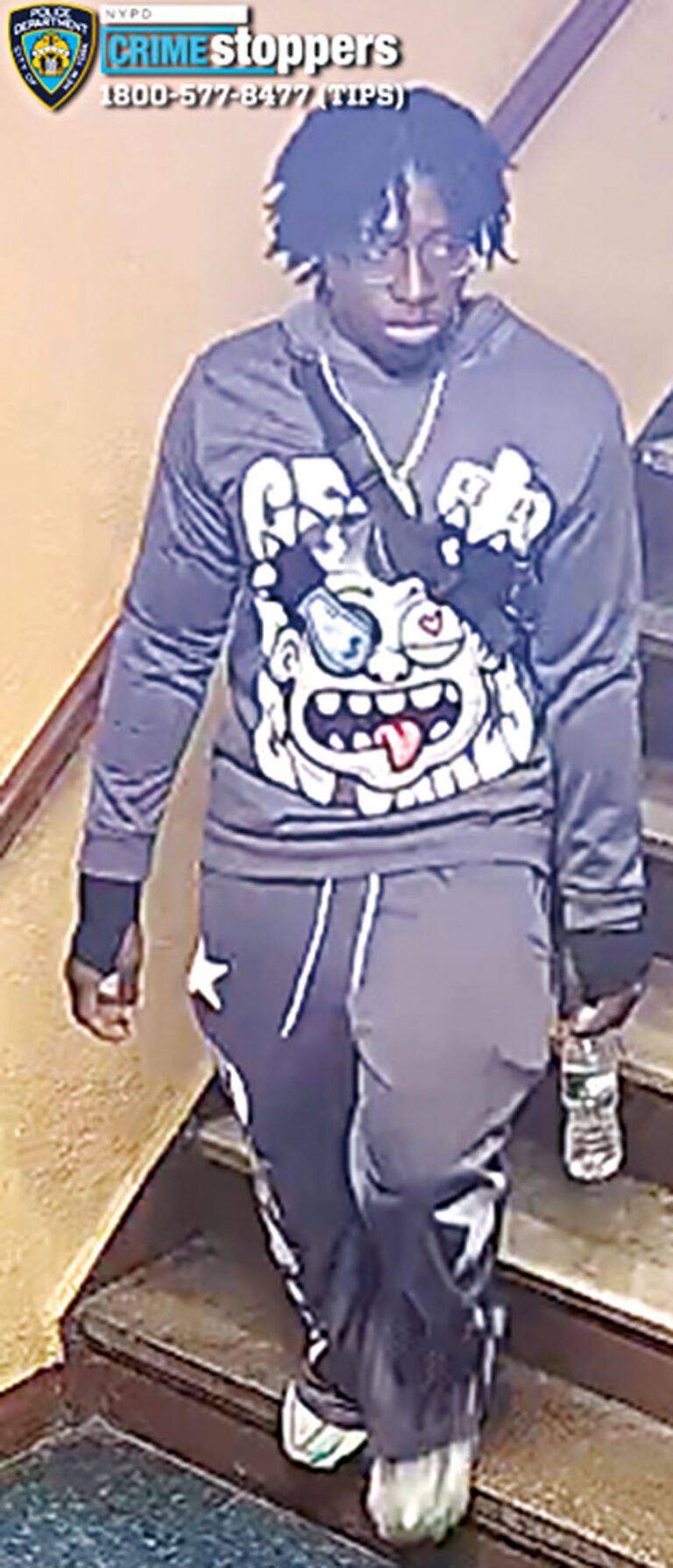 4人團伙暴力搶劫 19歲男子雙肩包