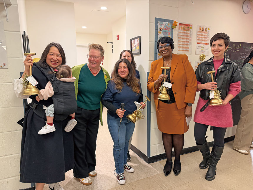 為設置全新、符合《美國身心障礙者法》標準的無障礙洗手間剪綵後，嘉賓們獲贈一枝金色廁所擦留念，大家意外又開心。