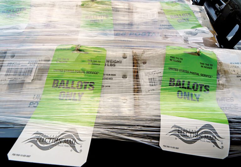 2020年，在聖塔安那市，橙縣選民登記處向媒體展示寄往美國郵政的成托盤選票。美聯社