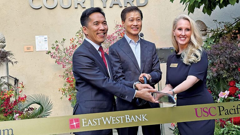 左起：Beong-Soo Kim、吳建民及Bethany Montagano為新館共同剪綵。記者陸新攝