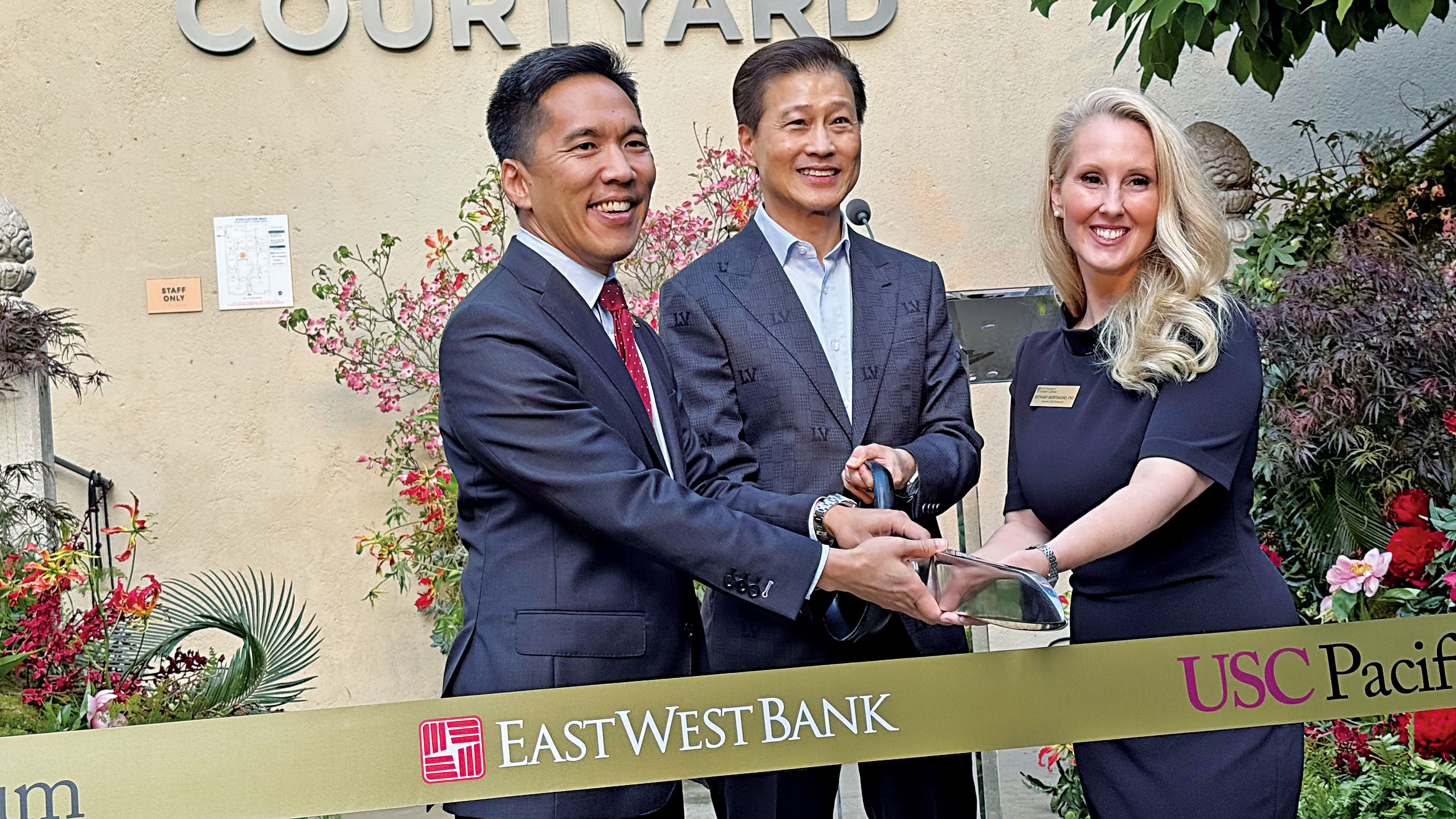 左起：Beong-Soo Kim、吳建民及Bethany Montagano為新館共同剪綵。記者陸新攝