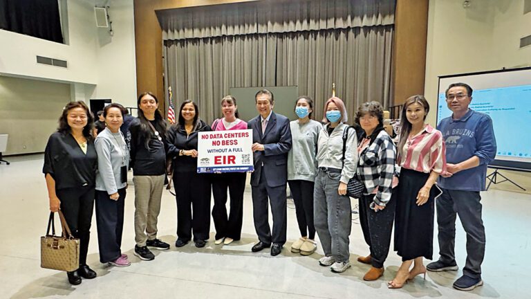 方孝偉律師與出席民眾及團體代表現場合影。 記者陸新攝