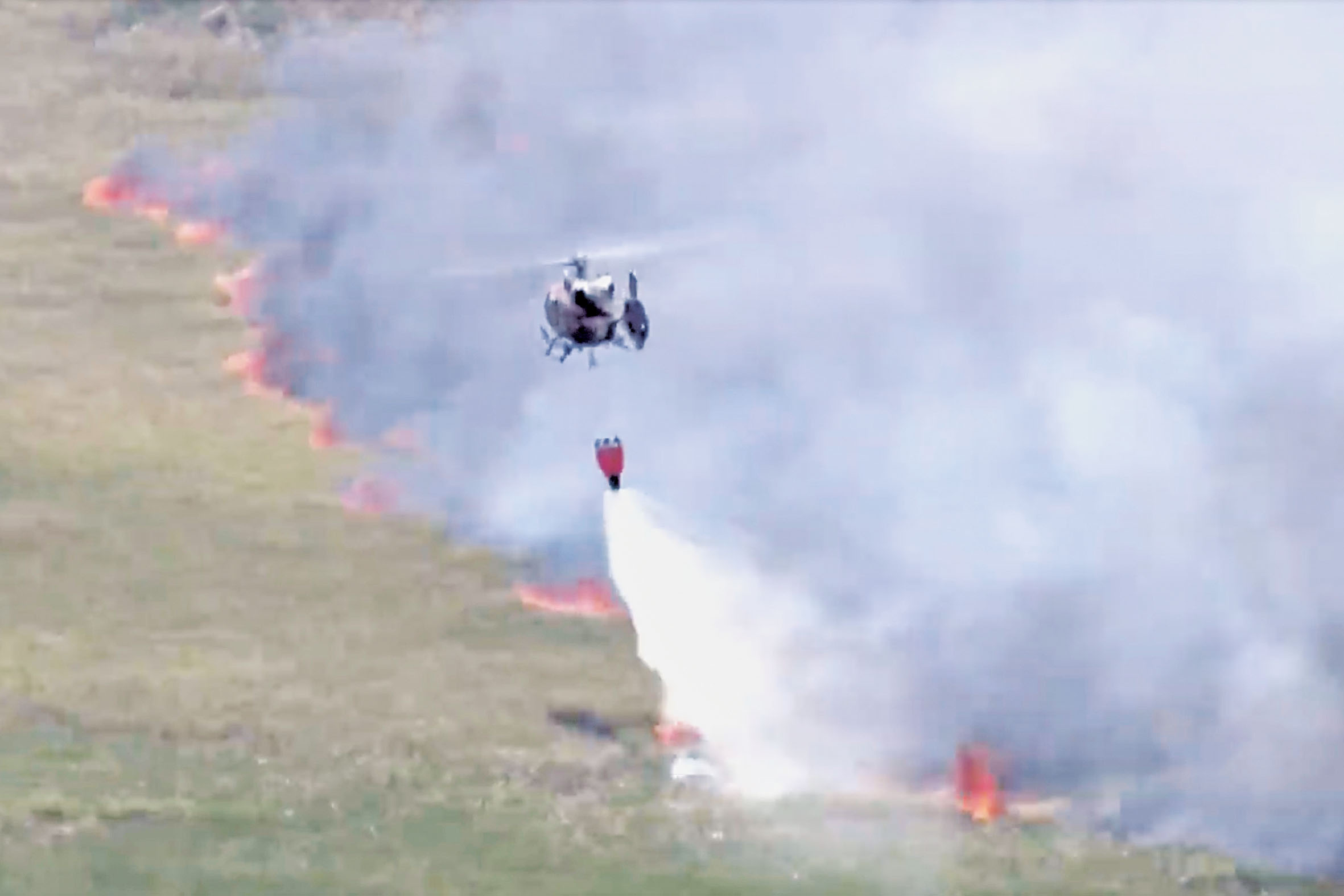 佛州消防員22日在布勞沃德縣撲滅一場野火。 美聯社