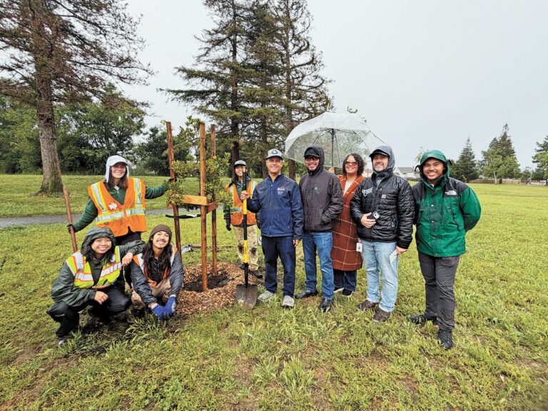 聖荷西市議員科恩（中）與志願者共同慶祝地球日完成種植1000棵樹的目標。David Cohen辦公室