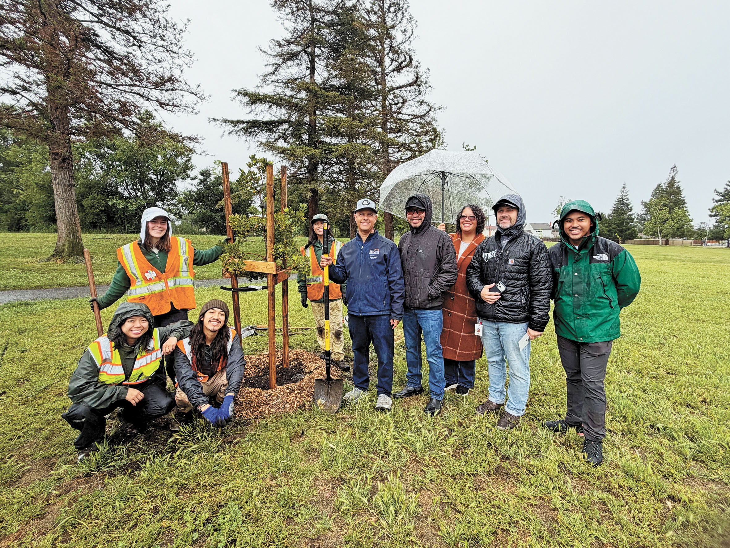 聖荷西市議員科恩（中）與志願者共同慶祝地球日完成種植1000棵樹的目標。David Cohen辦公室