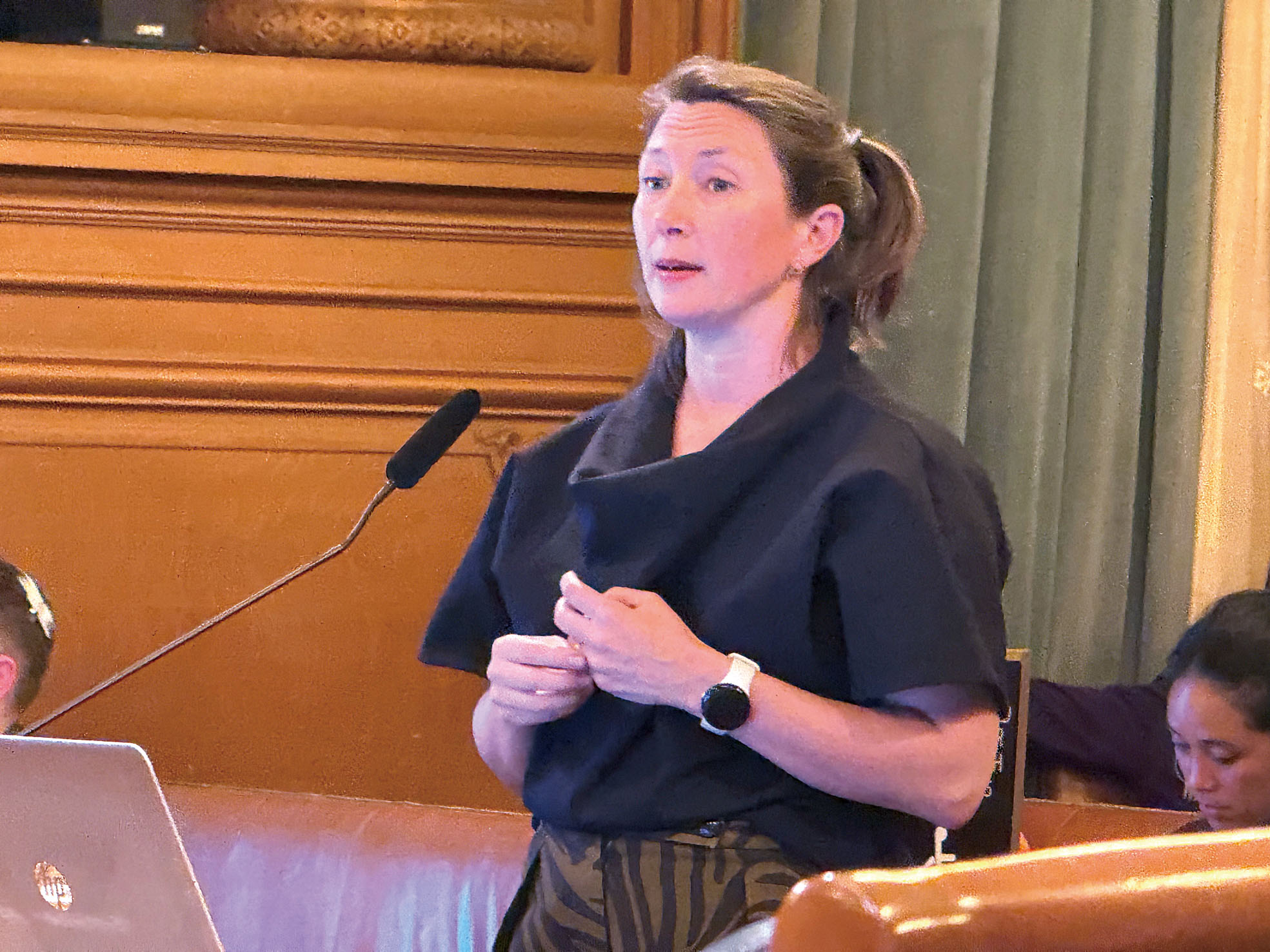 市長預算辦公室主任基特勒在聽證會上作證，面對財政缺口別無選擇。記者陳程威攝