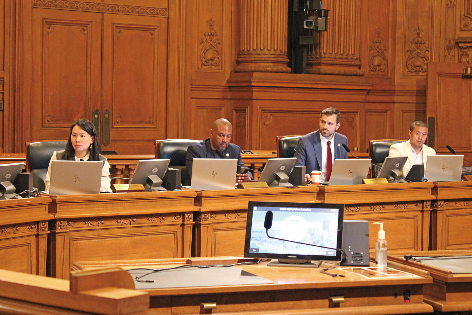 市參事會預算及撥款委員會召開聽證會，多名市參事就市府削資決策問責。記者陳程威攝