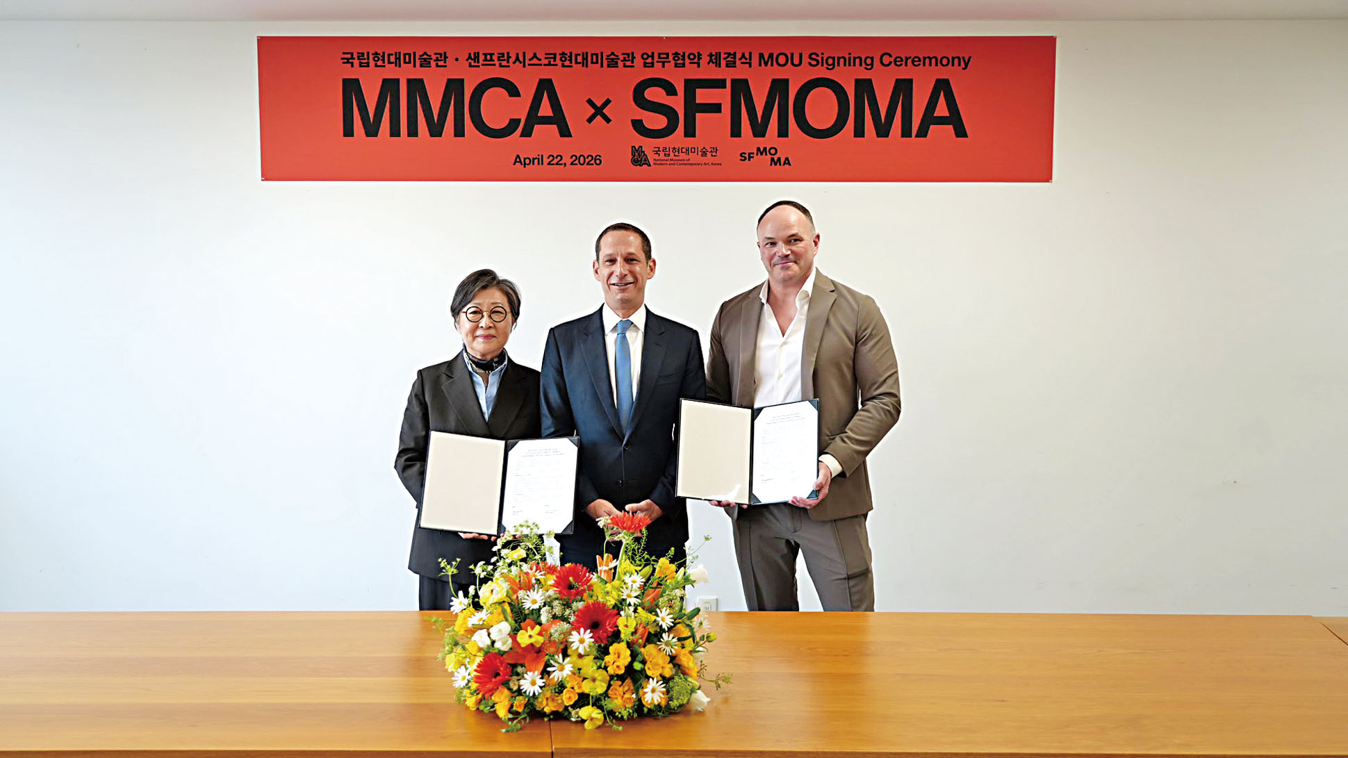 羅偉（中）見證三藩市現代美術館（SFMOMA）與首爾國立現代美術館（MMCA）代表簽署備忘錄。市長辦公室