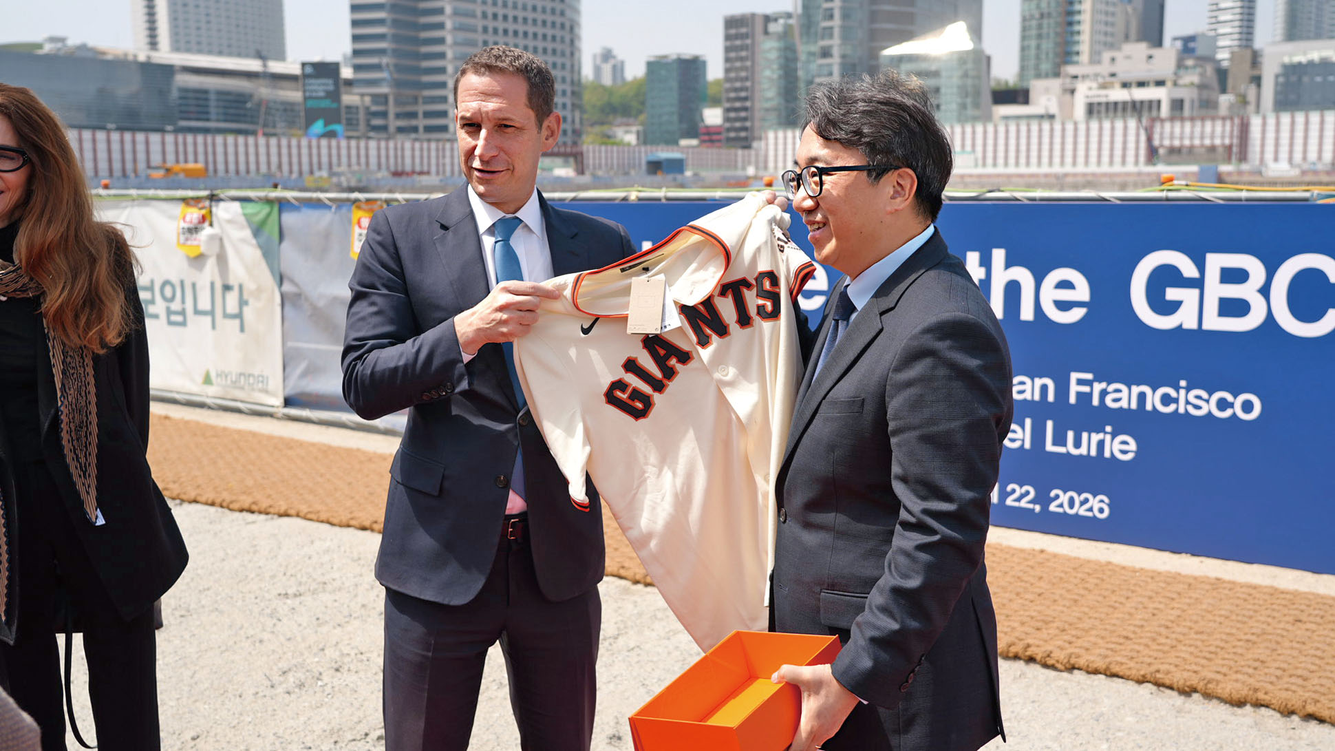 羅偉（左）在首爾宣傳三藩市職棒巨人隊。市長辦公室