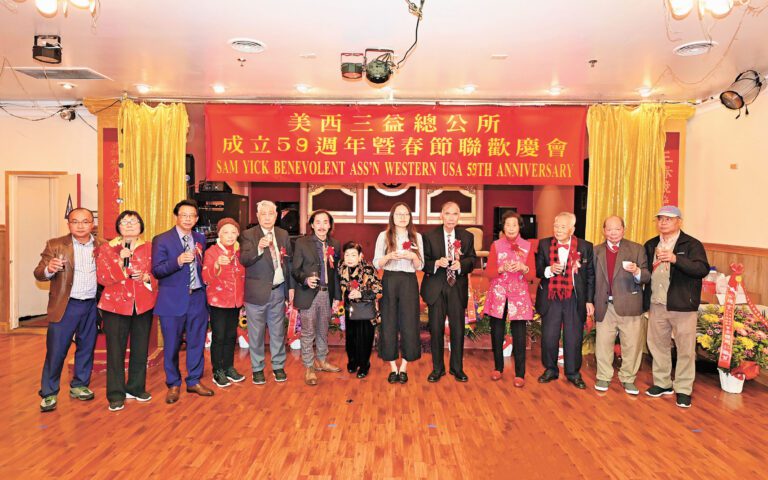 文教中心主任劉岱欣與三益總公所共同主席、元老、顧問共同舉杯祝酒。馬紅兵攝