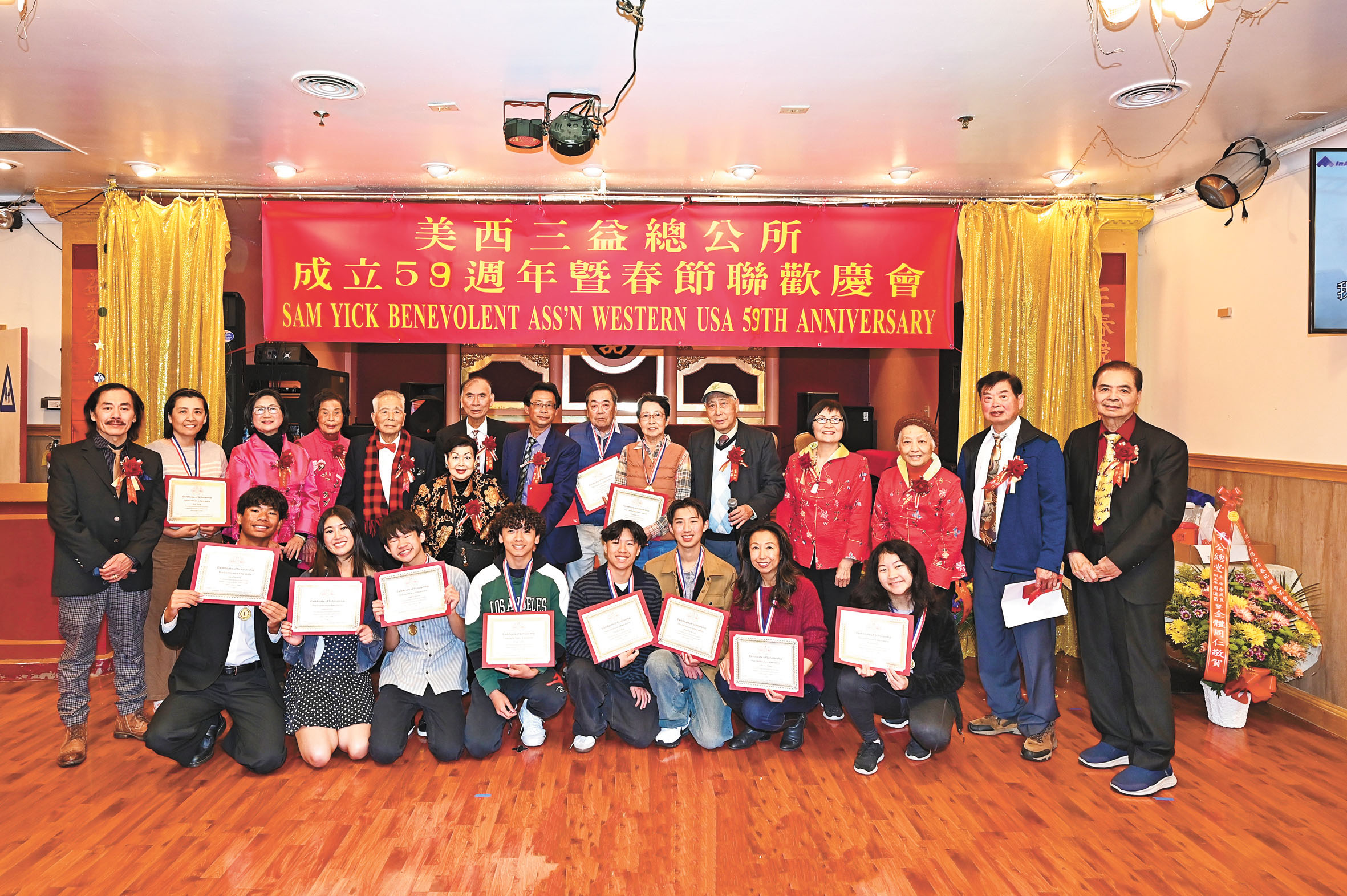 美西三益總公所首長向江、黎、何三姓獲獎子弟頒發獎學金。馬紅兵攝