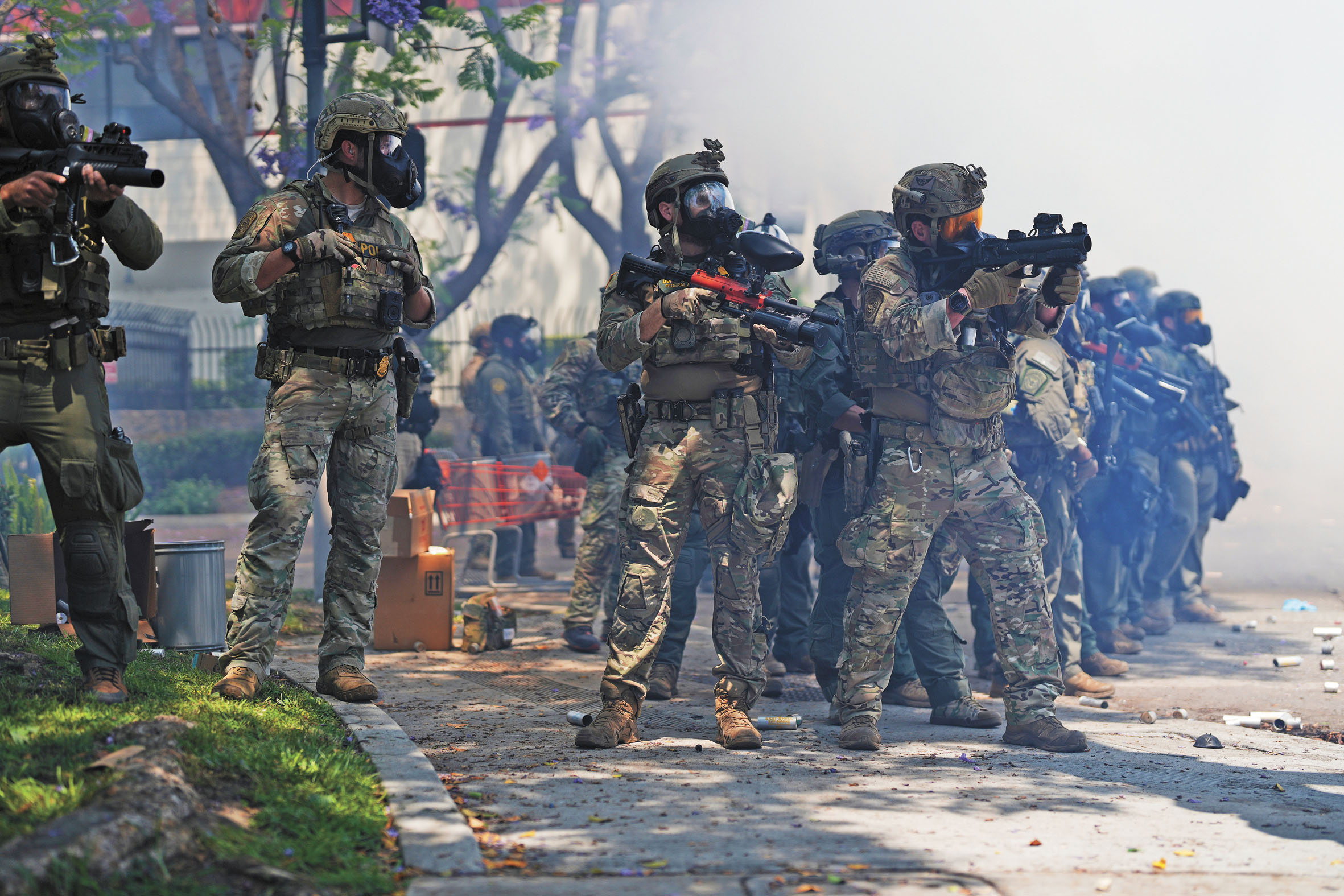 圖為2025年6月7日執法人員在南加州應對抗議聯邦移民掃蕩行動的人群。美聯社資料圖片