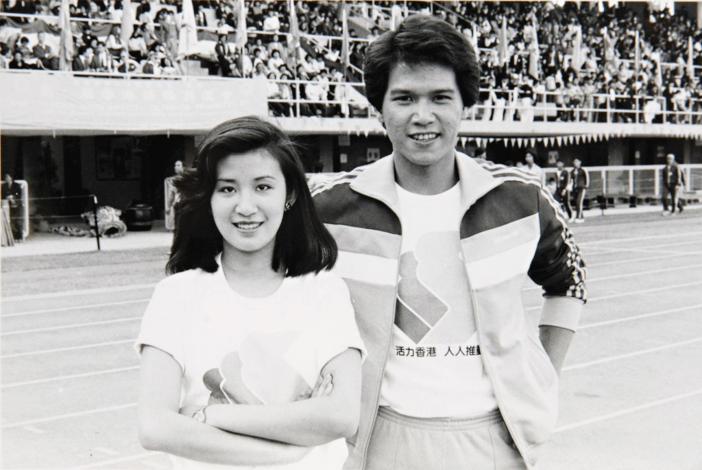 林嘉華早年曾與吳君如一同主持《體育世界》。