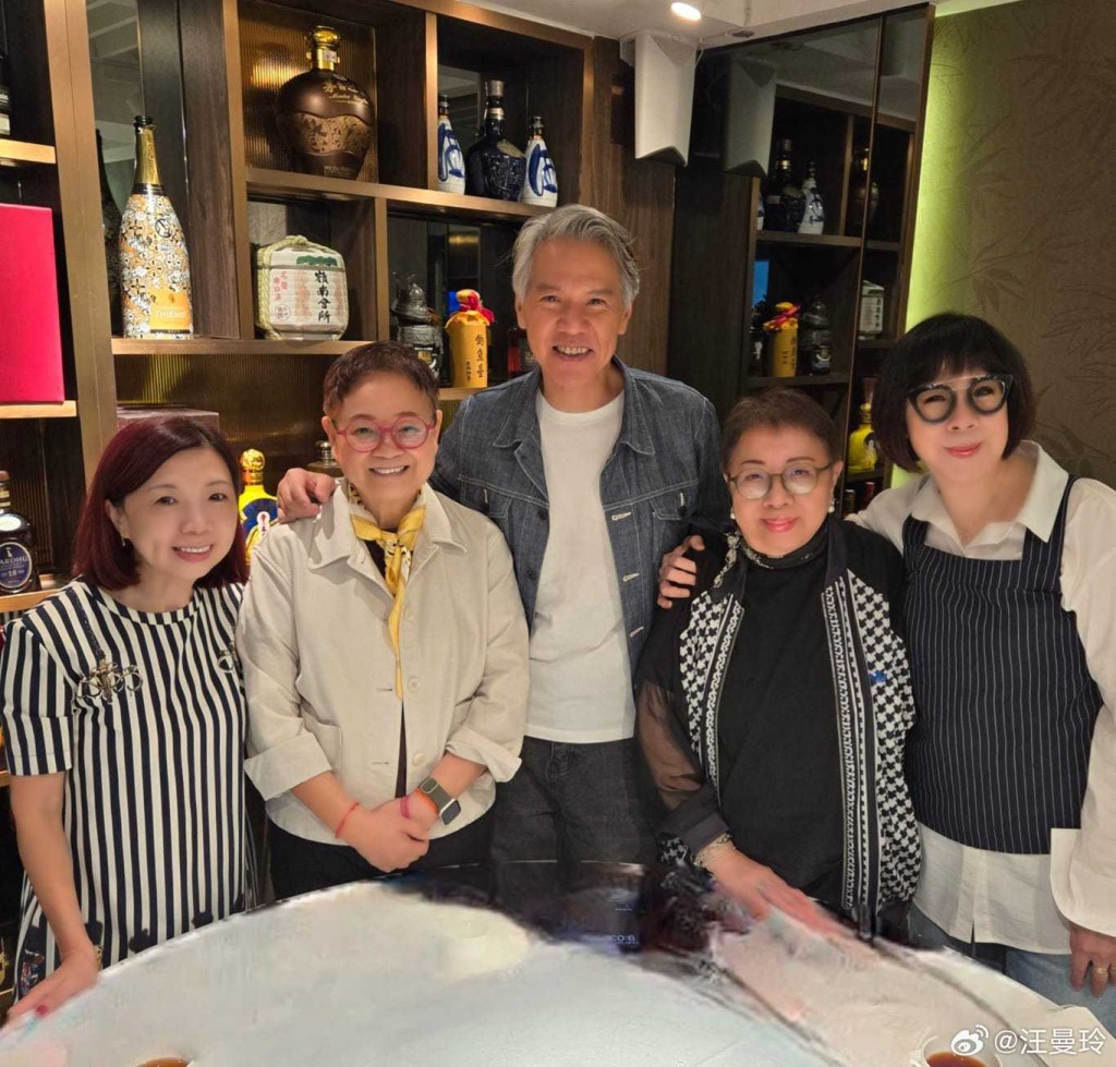 一頭白髮的林嘉華身穿牛仔裝配白T恤，精神奕奕，笑容滿面；太太劉寶珍則保持齊蔭Bob頭造型，戴上圓形黑框眼鏡，兩夫妻狀態甚佳。