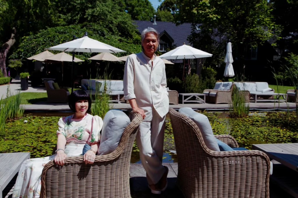 兒子林政峰擔任攝影師，為父母林嘉華夫婦拍攝合照。