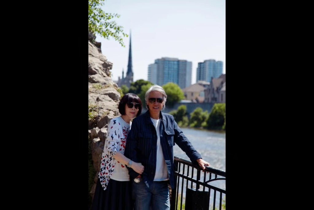 為林嘉華與太太拍下這張合照的，是他們的兒子。