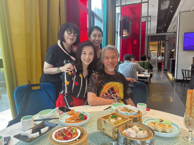 林嘉華與太太一同返回香港。