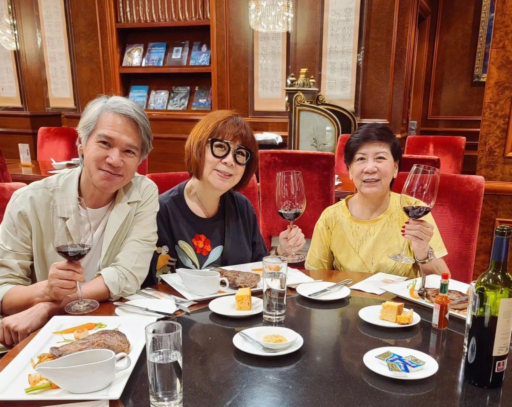 林嘉華在港慶生，太太劉寶珍及三家姐相伴在側。