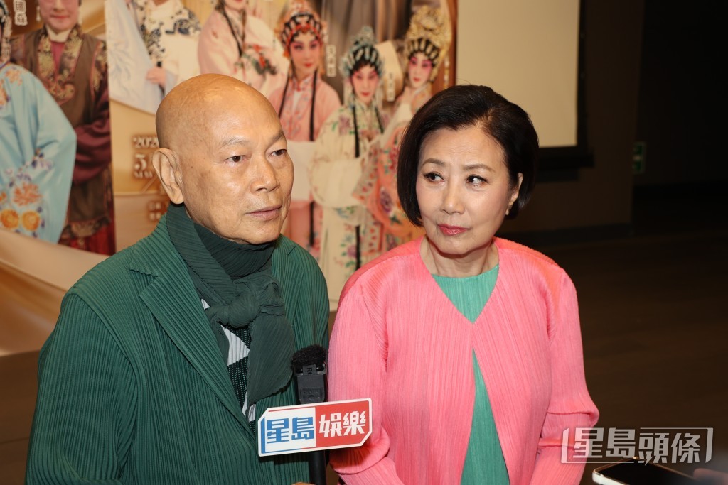 汪明荃望向丈夫的眼神充滿愛意。