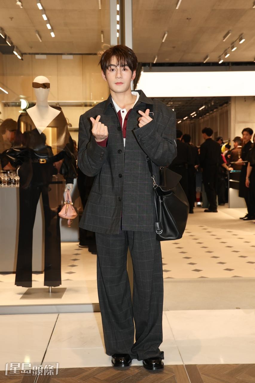 Jeffrey 自資七位數字（超過百萬）製作其首張專輯。