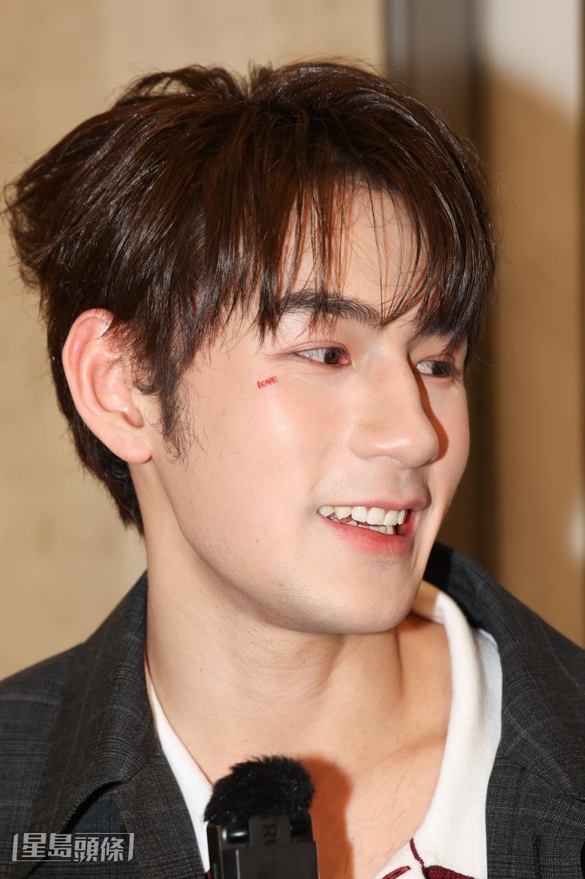 Jeffrey 臉上貼有「LOVE」字樣，他笑說是化妝師特意的生日裝飾，感覺充滿愛。