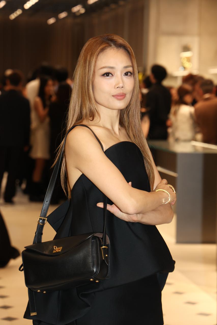 活動期間，有粉絲路過向容祖兒讚歎她非常漂亮。