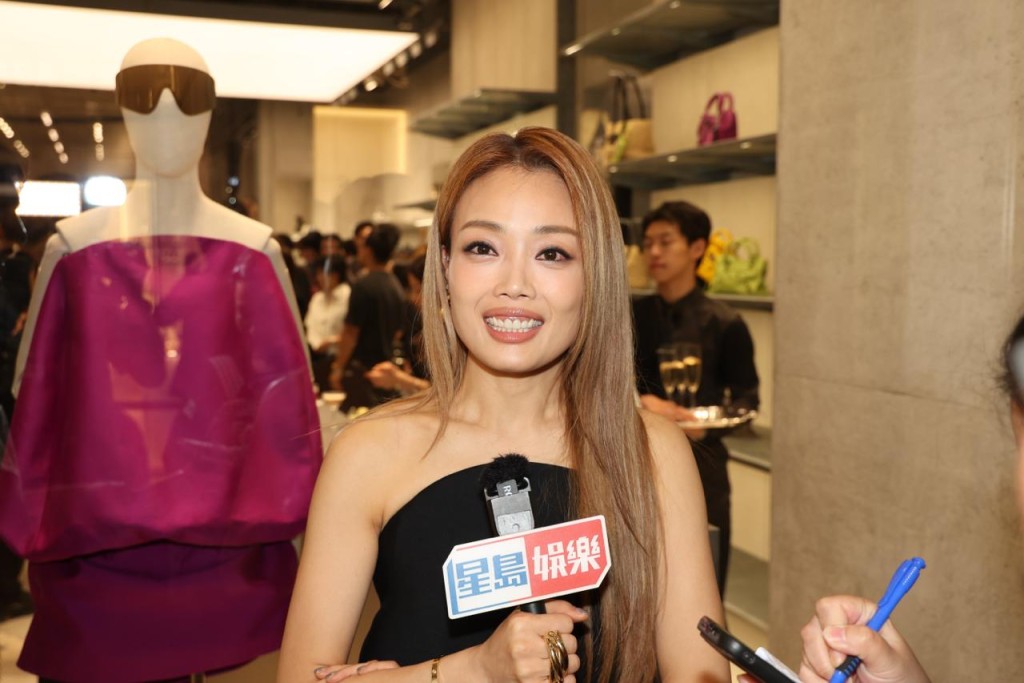 容祖兒表示，昨晚睡覺時因壓力大而突然扎醒。