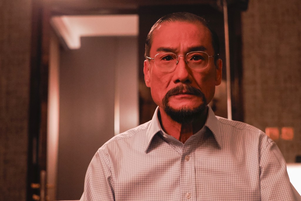 《寒戰1994》中，影帝梁家輝飾演李文彬，為保安局局長候選人。提到劉俊謙學習編劇並有意導演，梁家輝願以低片酬支持，吳彥祖則笑言需完全尊重前輩，但片酬可商量。