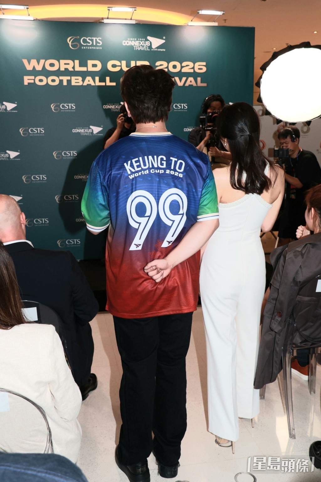 姜濤在活動上穿著99號球衣。