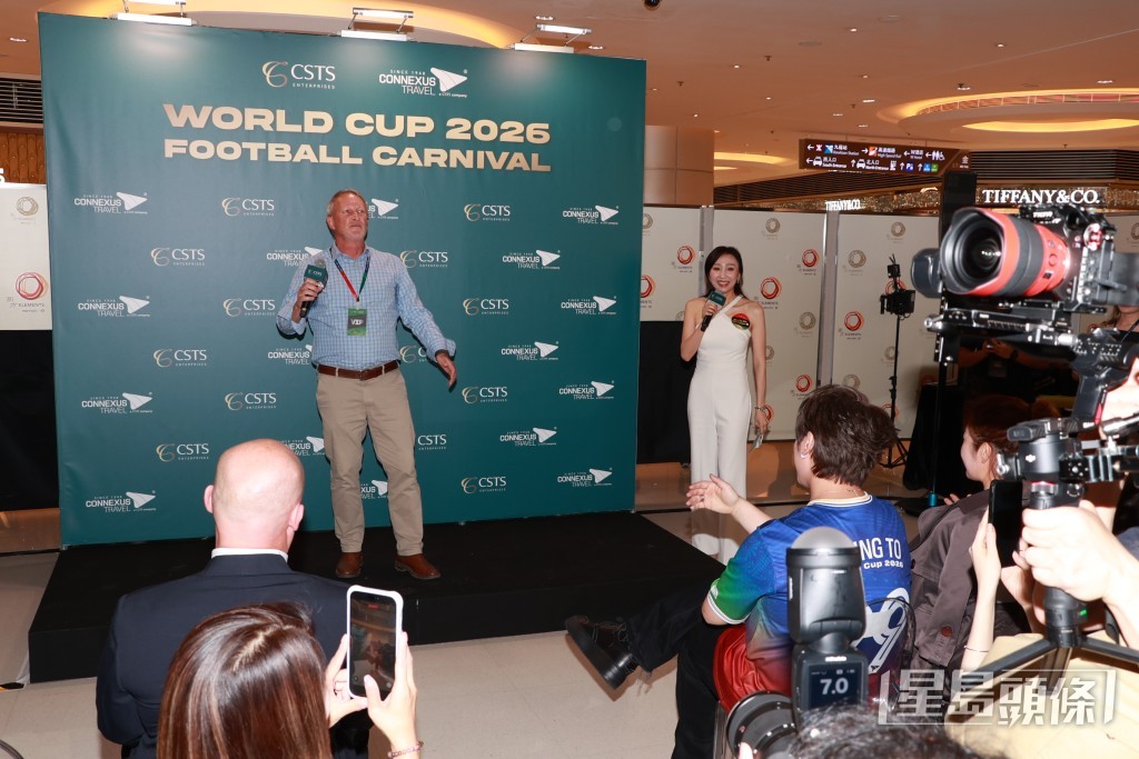 活動上，大會高層帶領全場合唱生日歌。