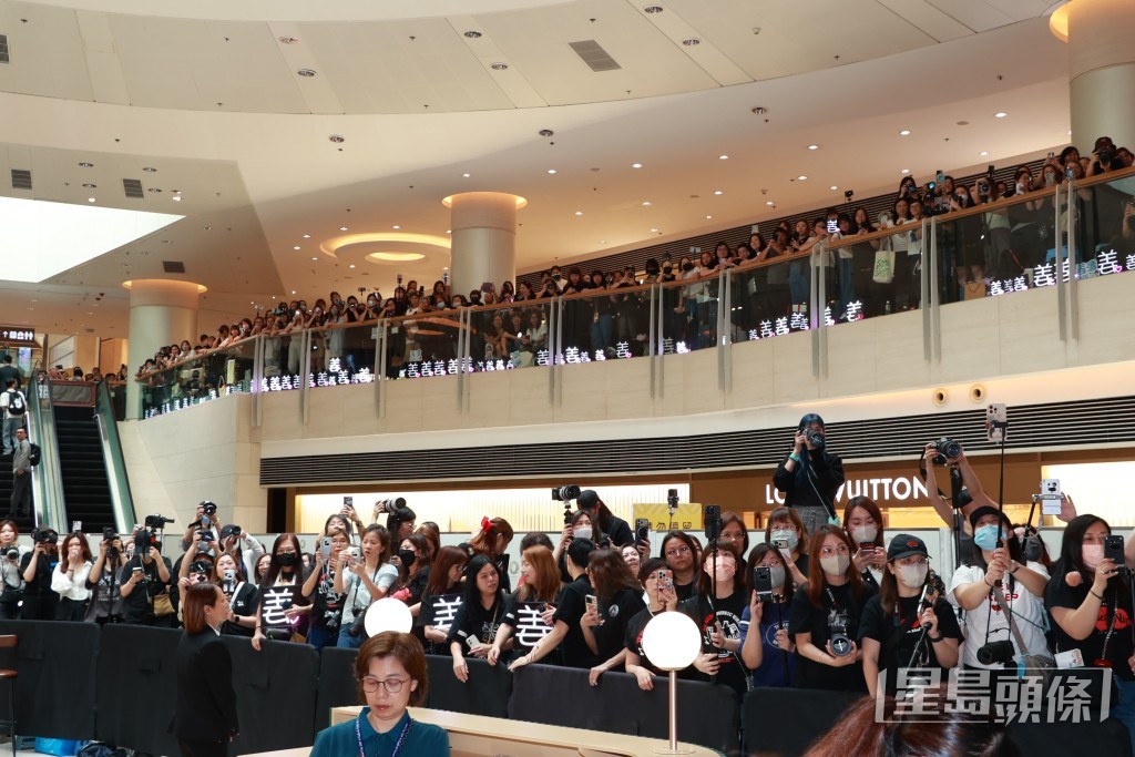 活動現場有大量「姜糖」到場支持偶像。