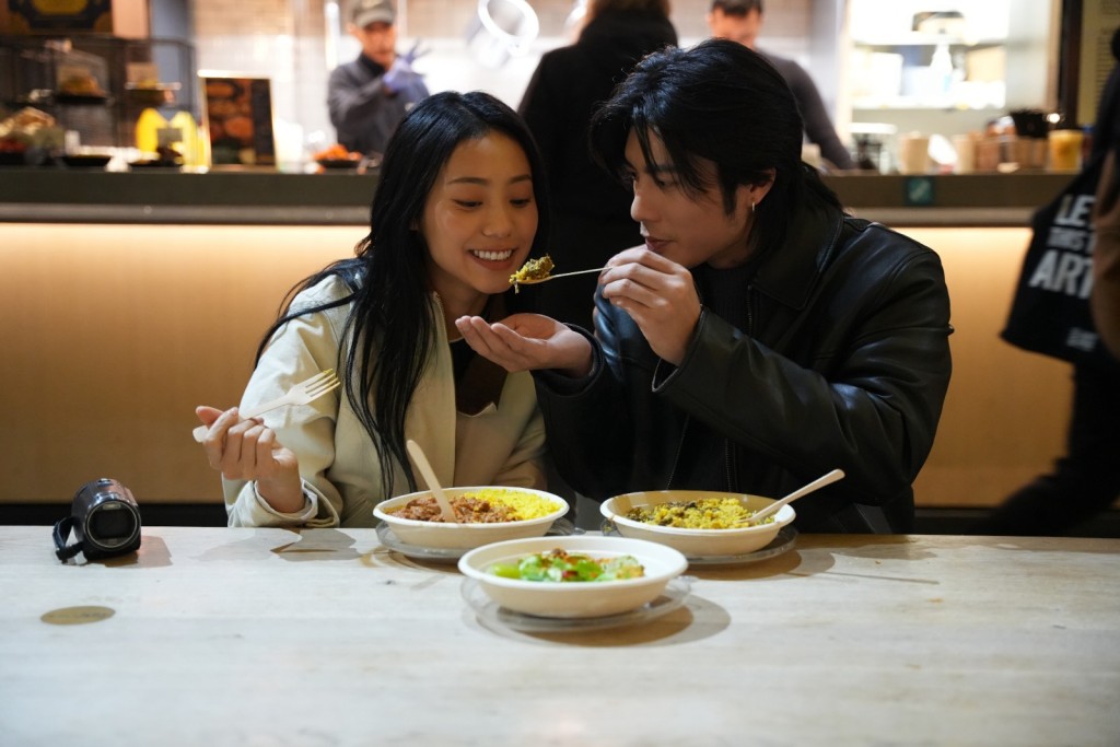 在MV中，YT與JACE的互動非常甜蜜。