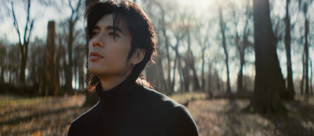 YT為了拍攝MV，特意遠赴英國取景。