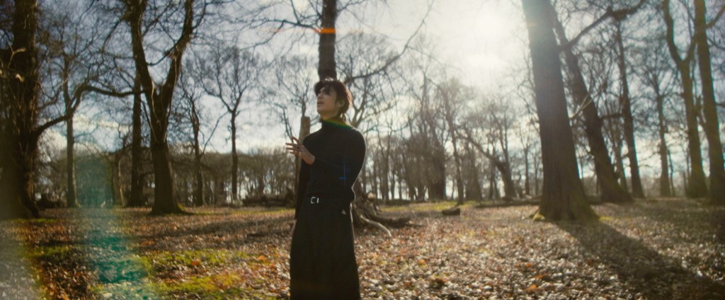 YT認為英國的環境非常適合呈現歌曲的意境。