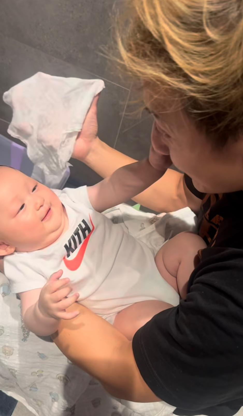 結束工作回家後，方力申便卸下歌手身份，專注擔當暖爸的角色。